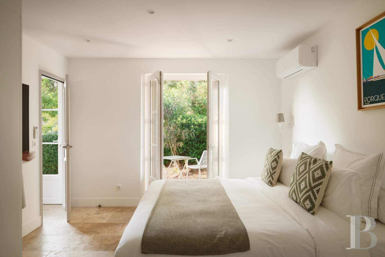A renovated farmhouse surrounded by extensive grounds leading down to the sea, between Toulon and Hyères on the Var coast - photo  n°16